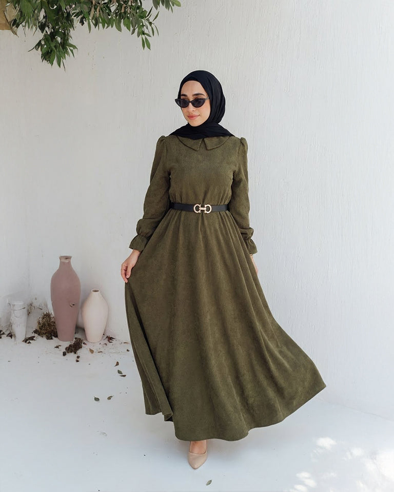 فستان زيتي طويل نسائي مودست من ضي Dhai، تصميم أنيق ومحتشم بقصة واسعة وطول كامل يمنح راحة وأناقة في كل إطلالة، يعكس هوية ضي للأزياء النسائية المحتشمة Dhai Modest Fashion، مناسب للمحجبات والإطلالات اليومية والمناسبات، يجمع بين البساطة والفخامة بأسلوب عصري راقٍ، من Dhai Clothing وDhai Brand، اختيار مثالي لمحبات ستايل ضي والأناقة الهادئة، أزياء ضي، ملابس ضي النسائية، فساتين ضي، ضي مودست، ضي فاشون، Dhai Women Clothing، Dhai Modest Wear، Dhai Elegant Wear، Dhai Contemporary Modest، على خلفية بيضاء بإحساس أنيق.