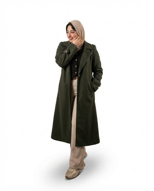 بالطو شتوي نسائي باللون الزيتي من ضي Dhai، تصميم مودست أنيق ومحتشم بقصة واسعة مناسبة للمحجبات، يعكس هوية ضي للأزياء النسائية العصرية Dhai Modest Fashion، خامة شتوية دافئة تجمع بين الراحة والأناقة، اختيار مثالي لإطلالات الشتاء اليومية والعملية، من Dhai Clothing وDhai Brand للأزياء المحتشمة.