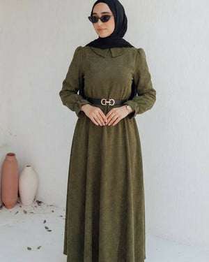 فستان زيتي طويل نسائي مودست من ضي Dhai، تصميم أنيق ومحتشم بقصة واسعة وطول كامل يمنح راحة وأناقة في كل إطلالة، يعكس هوية ضي للأزياء النسائية المحتشمة Dhai Modest Fashion، مناسب للمحجبات والإطلالات اليومية والمناسبات، يجمع بين البساطة والفخامة بأسلوب عصري راقٍ، من Dhai Clothing وDhai Brand، اختيار مثالي لمحبات ستايل ضي والأناقة الهادئة، أزياء ضي، ملابس ضي النسائية، فساتين ضي، ضي مودست، ضي فاشون، Dhai Women Clothing، Dhai Modest Wear، Dhai Elegant Wear، Dhai Contemporary Modest، على خلفية بيضاء بإحساس أنيق.