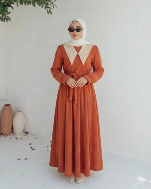 فستان طوبي طويل نسائي مودست من ضي Dhai، تصميم أنيق ومحتشم بقصة واسعة وطول كامل يمنح إحساس بالراحة والفخامة، يعكس هوية ضي للأزياء النسائية المحتشمة Dhai Modest Fashion، مناسب للمحجبات والإطلالات اليومية والمناسبات، يجمع بين البساطة والموضة العصرية بأسلوب راقٍ، من Dhai Clothing وDhai Brand، خيار مثالي لمحبات ستايل ضي والأناقة الهادئة، أزياء ضي، ملابس ضي النسائية، فساتين ضي، ضي مودست، ضي فاشون، Dhai Women Clothing، Dhai Modest Wear، Dhai Elegant Wear، Dhai Modern Modest، على خلفية بيضاء بإحساس أنيق.