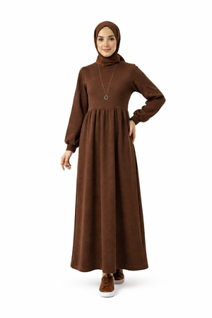 مودل ترتدي فستان طويل مودست باللون بني من ضي Dhai، تصميم واسع ومحتشم بأكمام طويلة مع حجاب مطابق، إطلالة أنيقة وبسيطة على خلفية بيضاء.
فستان برجاندي 
مودست فاشون
دريس ميلتون
دريس ملتون