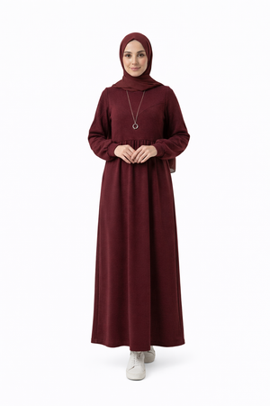 مودل ترتدي فستان طويل مودست باللون العنابي من ضي Dhai، تصميم واسع ومحتشم بأكمام طويلة مع حجاب مطابق، إطلالة أنيقة وبسيطة على خلفية بيضاء.
فستان برجاندي 
مودست فاشون
