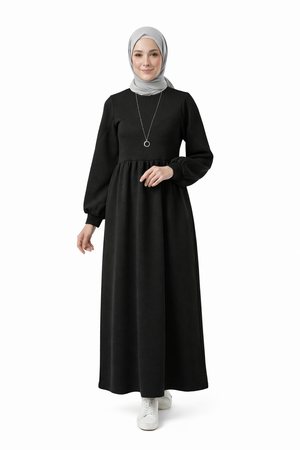 مودل ترتدي فستان طويل مودست باللون اسود من ضي Dhai، تصميم واسع ومحتشم بأكمام طويلة مع حجاب مطابق، إطلالة أنيقة وبسيطة على خلفية بيضاء.
فستان برجاندي 
مودست فاشون
دريس ميلتون
دريس ملتون