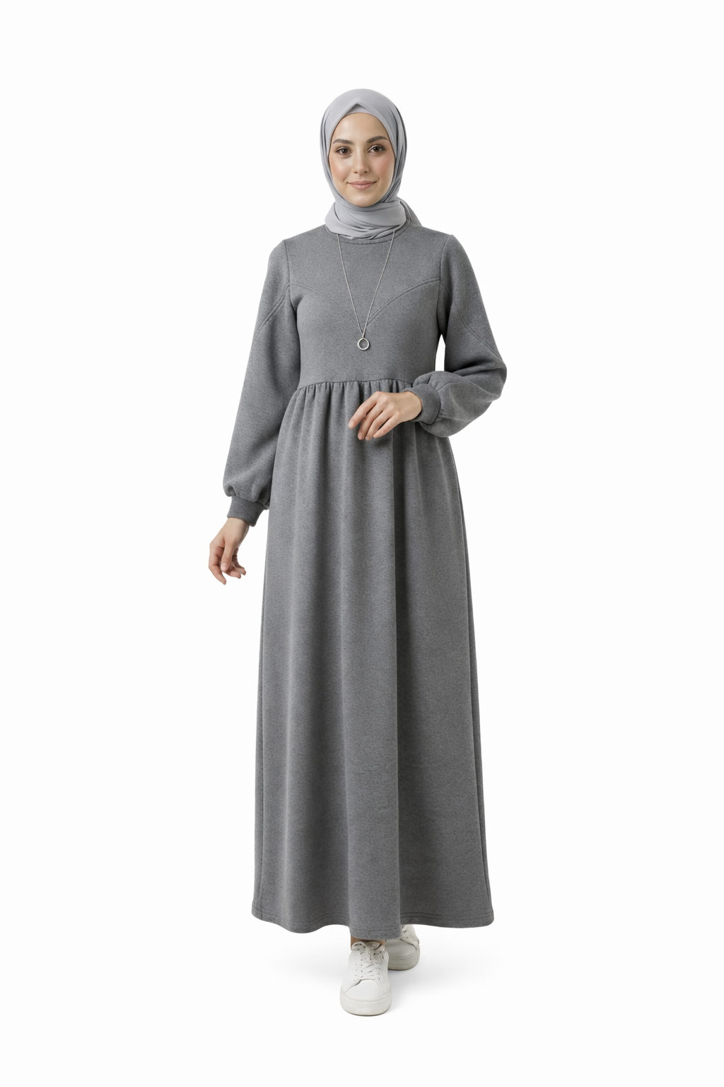 مودل ترتدي فستان طويل مودست باللون فضي من ضي Dhai، تصميم واسع ومحتشم بأكمام طويلة مع حجاب مطابق، إطلالة أنيقة وبسيطة على خلفية بيضاء.
فستان برجاندي 
مودست فاشون
دريس ميلتون
دريس ملتون