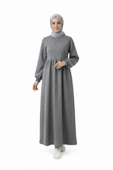 مودل ترتدي فستان طويل مودست باللون فضي من ضي Dhai، تصميم واسع ومحتشم بأكمام طويلة مع حجاب مطابق، إطلالة أنيقة وبسيطة على خلفية بيضاء.
فستان برجاندي 
مودست فاشون
دريس ميلتون
دريس ملتون