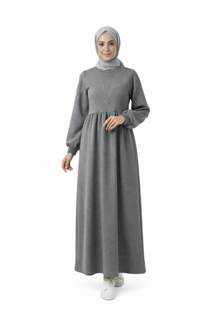 مودل ترتدي فستان طويل مودست باللون الفضي او الجراي من ضي Dhai، تصميم واسع ومحتشم بأكمام طويلة مع حجاب مطابق، إطلالة أنيقة وبسيطة على خلفية بيضاء.
فستان برجاندي 
مودست فاشون
دريس ميلتون
دريس ملتون