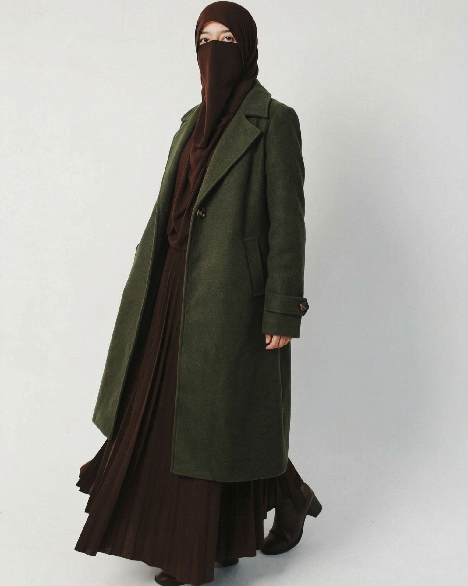 بالطو شتوي نسائي باللون الزيتي من ضي Dhai، تصميم مودست أنيق ومحتشم بقصة واسعة مناسبة للمحجبات، يعكس هوية ضي للأزياء النسائية العصرية Dhai Modest Fashion، خامة شتوية دافئة تجمع بين الراحة والأناقة، اختيار مثالي لإطلالات الشتاء اليومية والعملية، من Dhai Clothing وDhai Brand للأزياء المحتشمة.