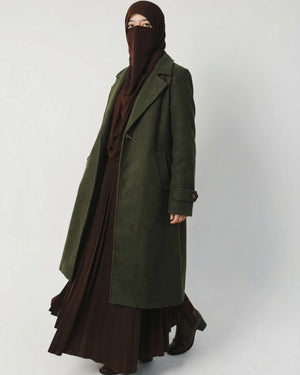 بالطو شتوي نسائي باللون الزيتي من ضي Dhai، تصميم مودست أنيق ومحتشم بقصة واسعة مناسبة للمحجبات، يعكس هوية ضي للأزياء النسائية العصرية Dhai Modest Fashion، خامة شتوية دافئة تجمع بين الراحة والأناقة، اختيار مثالي لإطلالات الشتاء اليومية والعملية، من Dhai Clothing وDhai Brand للأزياء المحتشمة.