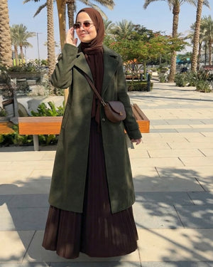 بالطو شتوي نسائي باللون الزيتي من ضي Dhai، تصميم مودست أنيق ومحتشم بقصة واسعة مناسبة للمحجبات، يعكس هوية ضي للأزياء النسائية العصرية Dhai Modest Fashion، خامة شتوية دافئة تجمع بين الراحة والأناقة، اختيار مثالي لإطلالات الشتاء اليومية والعملية، من Dhai Clothing وDhai Brand للأزياء المحتشمة.