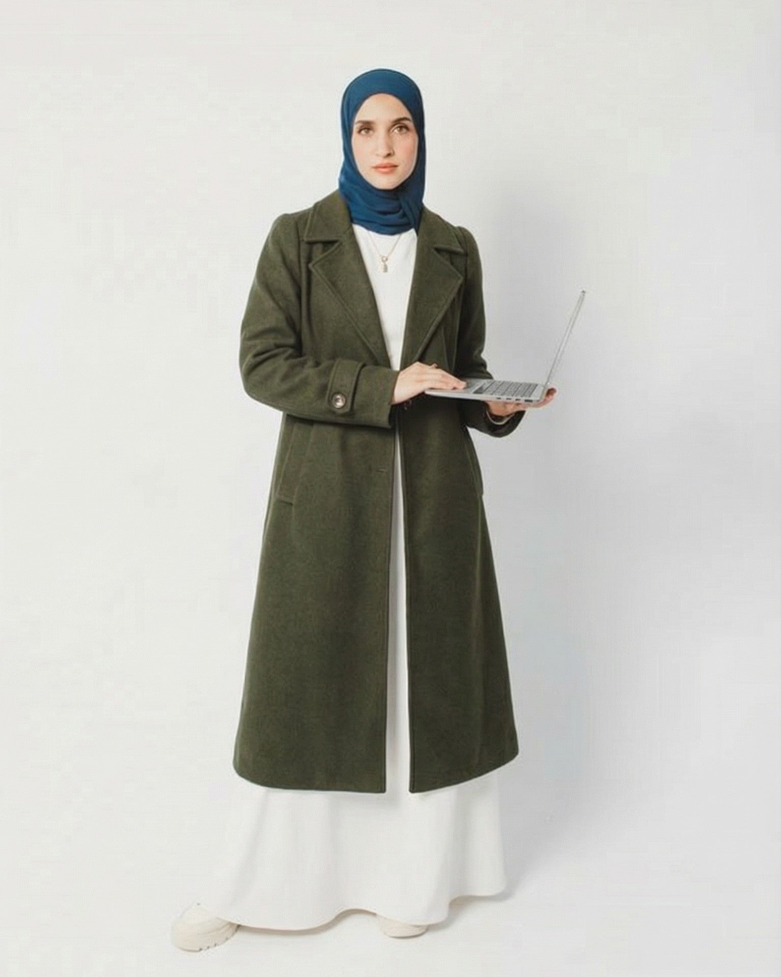 بالطو شتوي نسائي باللون الزيتي من ضي Dhai، تصميم مودست أنيق ومحتشم بقصة واسعة مناسبة للمحجبات، يعكس هوية ضي للأزياء النسائية العصرية Dhai Modest Fashion، خامة شتوية دافئة تجمع بين الراحة والأناقة، اختيار مثالي لإطلالات الشتاء اليومية والعملية، من Dhai Clothing وDhai Brand للأزياء المحتشمة.