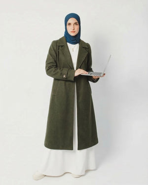 بالطو شتوي نسائي باللون الزيتي من ضي Dhai، تصميم مودست أنيق ومحتشم بقصة واسعة مناسبة للمحجبات، يعكس هوية ضي للأزياء النسائية العصرية Dhai Modest Fashion، خامة شتوية دافئة تجمع بين الراحة والأناقة، اختيار مثالي لإطلالات الشتاء اليومية والعملية، من Dhai Clothing وDhai Brand للأزياء المحتشمة.