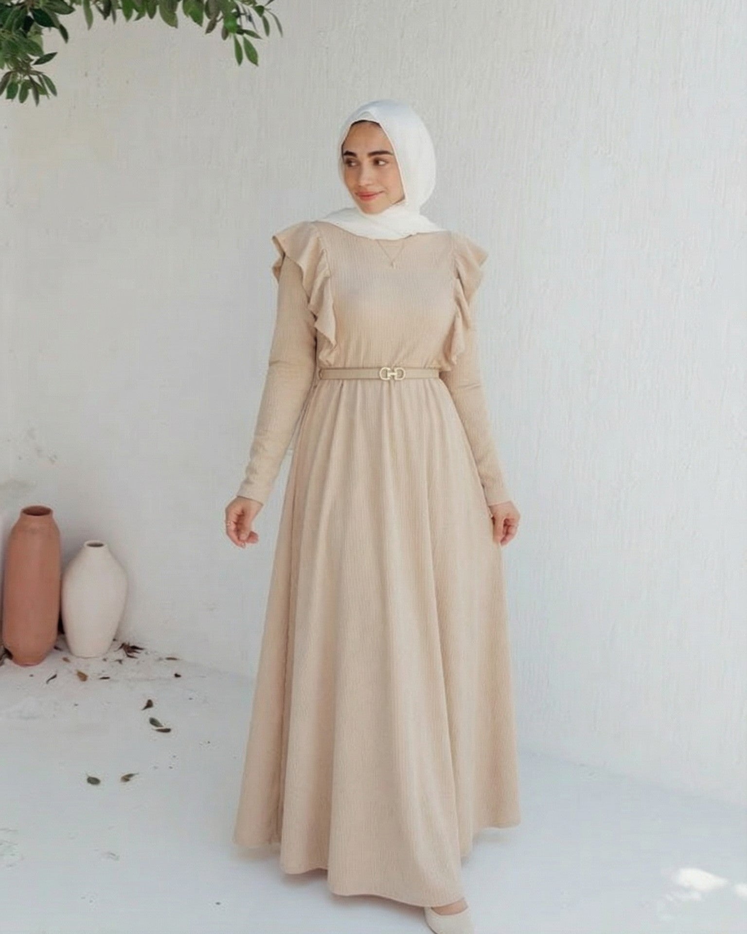 فستان بيج طويل نسائي مودست من ضي Dhai، تصميم أنيق ومحتشم بقصة واسعة وطول كامل يمنح راحة وأناقة في نفس الوقت، يعكس هوية ضي للأزياء النسائية المحتشمة Dhai Modest Fashion، مناسب للمحجبات والإطلالات اليومية والرسمية، يجمع بين البساطة والفخامة بأسلوب عصري، من Dhai Clothing وDhai Brand، اختيار مثالي لكل من تبحث عن موضة مودست أنيقة، ستايل ضي، أزياء ضي، ملابس ضي النسائية، فساتين ضي، Dhai Women Clothing، Dhai Modest Wear، Dhai Elegant Wear، Dhai Contemporary Modest، على خلفية بيضاء بإحساس راقي.